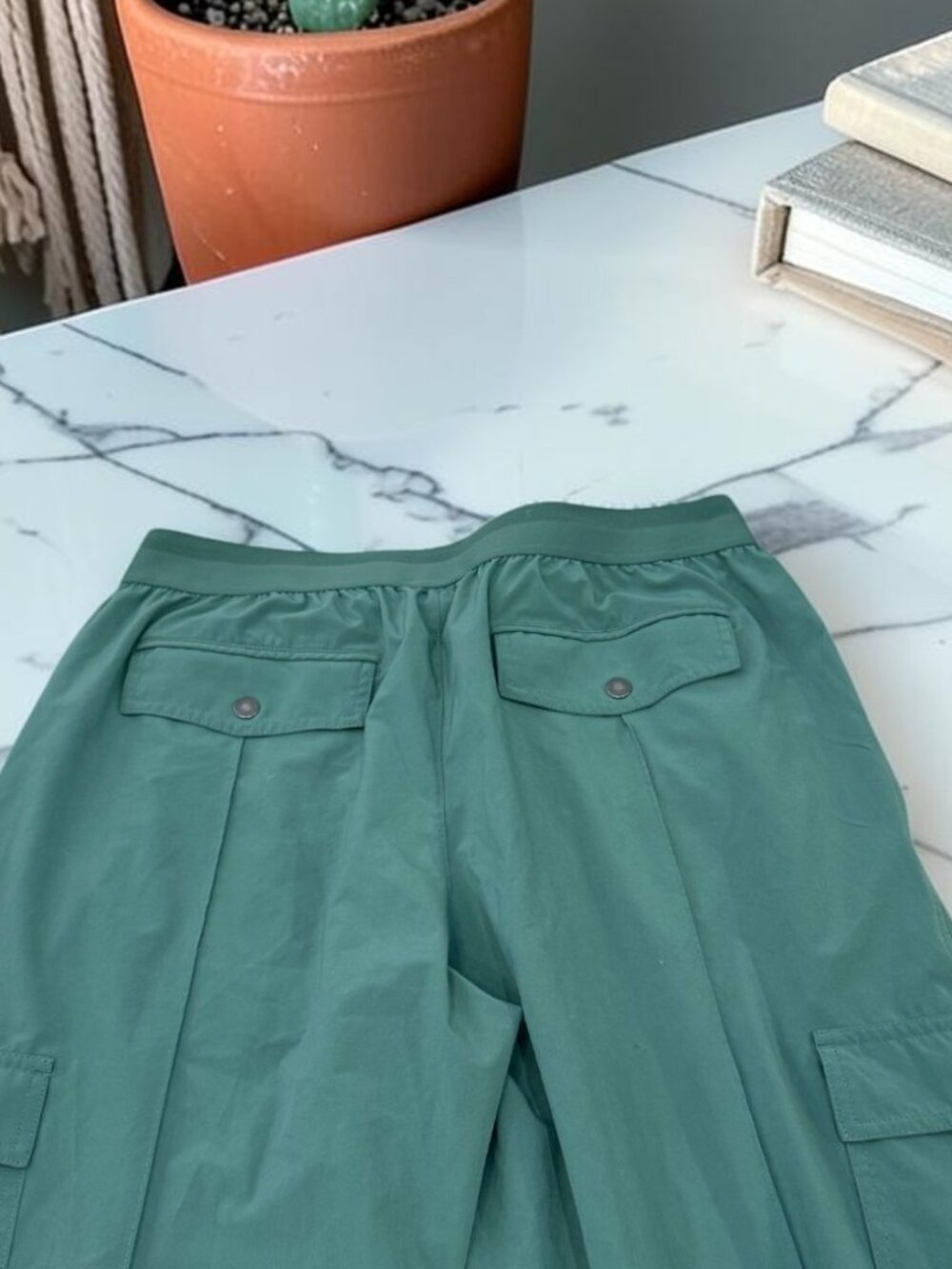 ATHLETA Vienna Cargo Pants Vineyard Green Size 14 - Picture 10 of 12